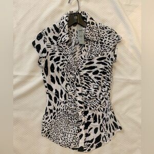 Cach’e NWT sleeveless top. Form fitting animal print SizeM